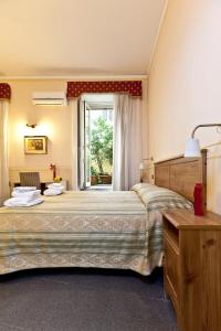 那不勒斯那不勒斯市中心住宿加早餐酒店的一间卧室设有两张床和大窗户