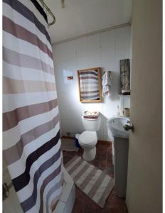 马坦萨斯Mirada al Mar的一间带卫生间和水槽的浴室