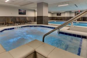 密尔沃基Drury Plaza Hotel Milwaukee Downtown的一个带游泳池的酒店客房内的热水浴池