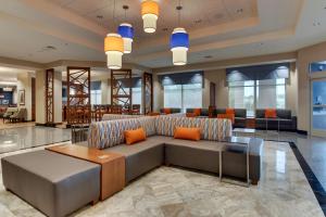 诺克斯维尔Drury Inn & Suites Knoxville West的客厅配有沙发和桌子