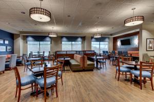 诺克斯维尔Drury Inn & Suites Knoxville West的餐厅设有桌椅和沙发。