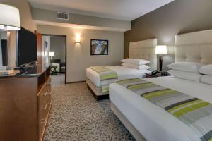 Drury Plaza Hotel Dallas Richardson客房内的一张或多张床位