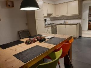 BanholtLodewijkhoeve的厨房配有带椅子的大木桌