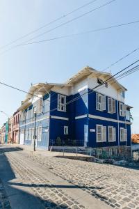 瓦尔帕莱索Casablu Hotel的街道边的蓝色建筑
