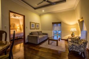 危地马拉圣卡洛斯酒店的客厅配有沙发和1张床