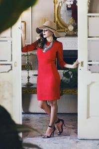 危地马拉圣卡洛斯酒店的穿着红色连衣裙和帽子的女人