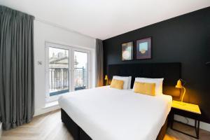 都柏林Staycity Aparthotels, Dublin, Christchurch的一间卧室设有一张大床和一个大窗户