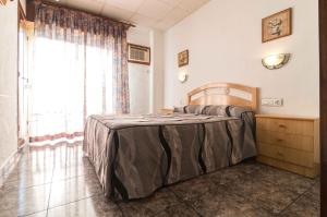 Monteagudo波多黎各旅馆的一间卧室设有一张床和一个大窗户