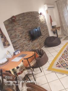 拉斯苏德尔Luxury Chalet - La Hacienda的客厅配有桌子和电视