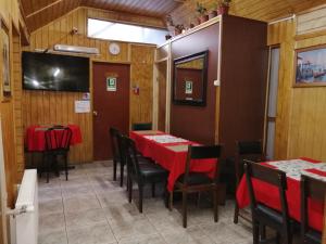 蒙特港Hostal Copiapó Puerto Montt的一间设有红色桌椅的用餐室