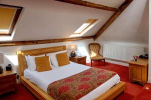 布里斯托贝斯特韦斯特亨伯里旅馆酒店的一间卧室配有一张床和一把椅子