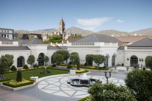 盐湖城美国大酒店的一座白色的大建筑,庭院里设有喷泉