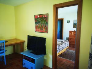 Pohara沙堡酒店的带电视的客厅和卧室