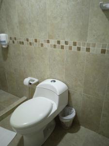 科韦尼亚斯Hotel Portobello的一间位于客房内的白色卫生间的浴室
