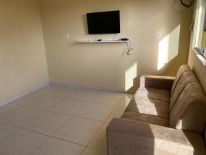 马拉戈日Mellim Residence的带沙发和平面电视的客厅
