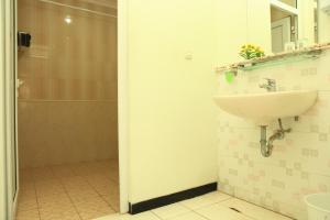 三宝垄Arya Graha Semarang的一间带水槽和淋浴的浴室
