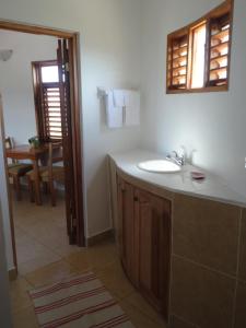 特雷热比奇库德希亚旅馆的一间带水槽和镜子的浴室