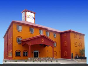 埃尔帕索索鲁纳酒店的一座带钟楼的大型橙色建筑