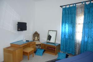 莫纳斯提尔Charming Villa in Monastir with Private Pool的一间卧室配有梳妆台、镜子和梳妆台