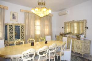 莫纳斯提尔Charming Villa in Monastir with Private Pool的一间带桌椅和吊灯的用餐室