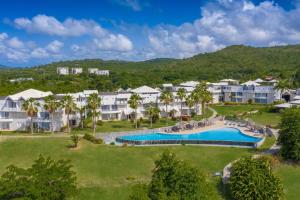 圣吕斯Karibea Sainte Luce Hotel的享有带游泳池的度假村的空中景致