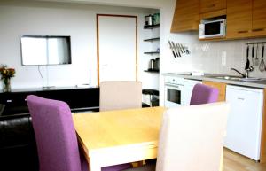 托隆Appartement de 2 chambres a Thollon les Memises a 500 m des pistes avec vue sur le lac et wifi的厨房配有木桌和紫色椅子