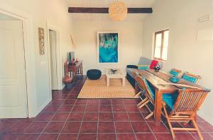 Cañamero2 bedrooms house with shared pool furnished garden and wifi at Canamero的客厅配有桌椅和沙发