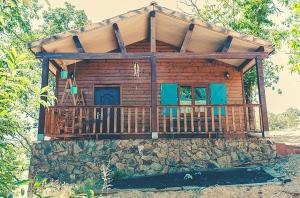 Cañamero2 bedrooms house with shared pool furnished garden and wifi at Canamero的小木屋设有门廊和石墙