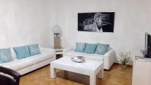 博卡奇卡One bedroom apartement with sea view jacuzzi and furnished terrace at Boca Chica的客厅配有白色沙发和蓝色枕头。