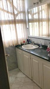 博卡奇卡One bedroom apartement with sea view jacuzzi and furnished terrace at Boca Chica的一间带水槽和镜子的浴室