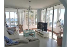 3 bedrooms house at Roquetas de Mar 75 m away from the beach with sea view shared pool and furnished terrace的休息区