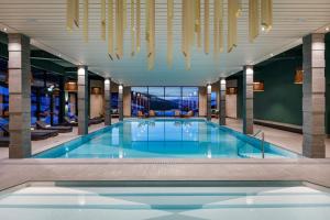 克洛斯特斯克洛斯特斯体育酒店的酒店设有一个大型游泳池,配有吊灯