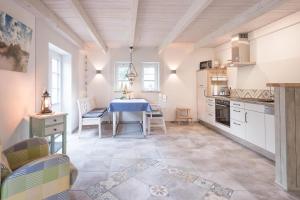 达格比尔De ole Schaapstall的厨房配有一张带蓝桌布的桌子