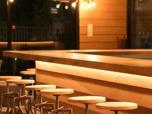 大阪UMEDAHOLIC HOTEL的餐厅酒吧的一排凳子