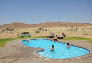 Sossus Oasis Campsite内部或周边的泳池