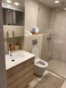 荷兹利亚daniel hotel beach view boutique apt的浴室配有卫生间、盥洗盆和淋浴。