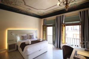 塞哥维亚Palacio La Floresta的一间卧室,配有一张带两个泰迪熊的床