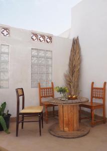 廷达亚Teepee Barranco的一间设有桌椅和植物桌子的房间