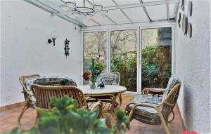 巴特诺因阿尔-阿尔韦勒Ferienhaus MagnoliAhr的一个带桌椅的庭院和一个窗户。