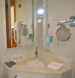 阿布扎比宜必思阿布扎比门酒店的一间带水槽和镜子的浴室