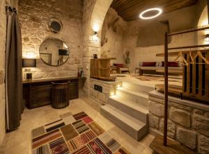 格雷梅Luvi Cave Hotel的客房设有楼梯、水槽和镜子