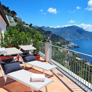 阿马尔菲Amalfi Blu Retreat的阳台配有椅子,享有水景