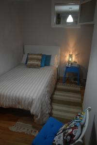 比韦罗A Casa do Calexón的一间小卧室,配有一张床和一张蓝色的桌子