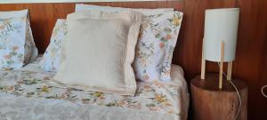 洛萨Adore Portugal Bungalow Natureza & Vista de Serra的床上有毯子和枕头