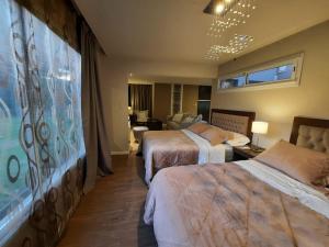 马德普拉塔Casa Guemes的酒店客房带两张床和一个客厅