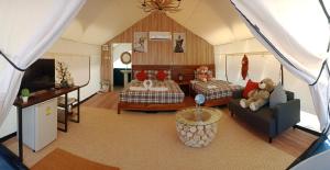 北冲Mont Blanc Base Camp Khaoyai的客厅配有床和沙发