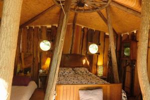 栋济Les Tramois的树屋中一间带床的卧室