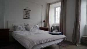 奥尔塔Casa Três Picos的一间卧室设有一张床和一个窗口