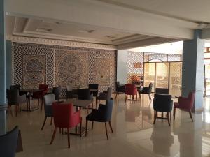 Hotel al Madina餐厅或其他用餐的地方