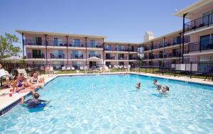 五月岬郡长春花旅馆的一群人在酒店的游泳池里